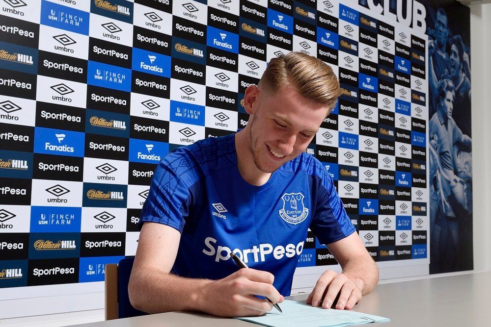 Bowler, firmando su contrato con el Everton. Everton