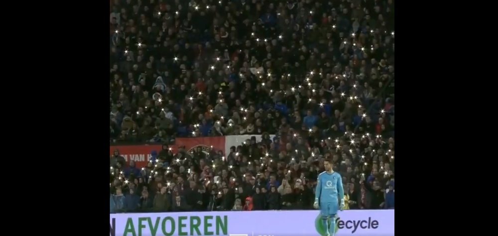 Así rindió homenaje la afición del Feyenoord al hijo fallecido de Brad Jones. Captura/GoalUK
