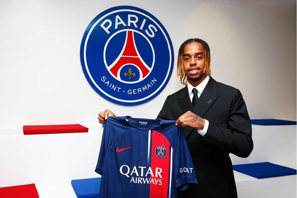 OFICIAL: PSG assina com Barcola. Twitter/PSG_inside