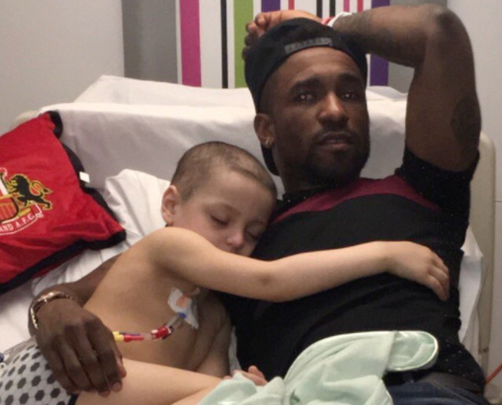 Lowery, enfant atteint d'un cancer, aux côtés de Jermain Defoe, joueur de Sunderland. Twitter/Bradl