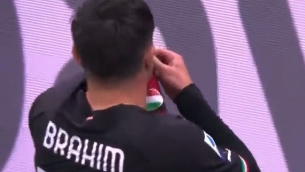 Brahim Diaz kissed his club badge in front of the fans. Screenshot/Movistar+