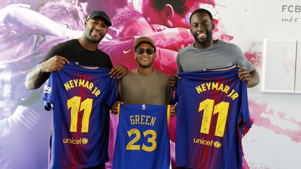 Branc, Neymar y Green posan con las camisetas del Barcelona y de los Warriors. FCBarcelona