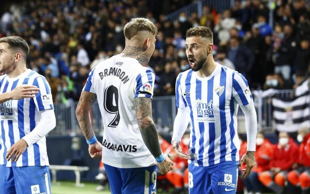 Brandon Thomas y Álvaro Vadillo festejan un gol con las camisetas Nike del Málaga CF en Segunda División 2021-22. Marilú Báez