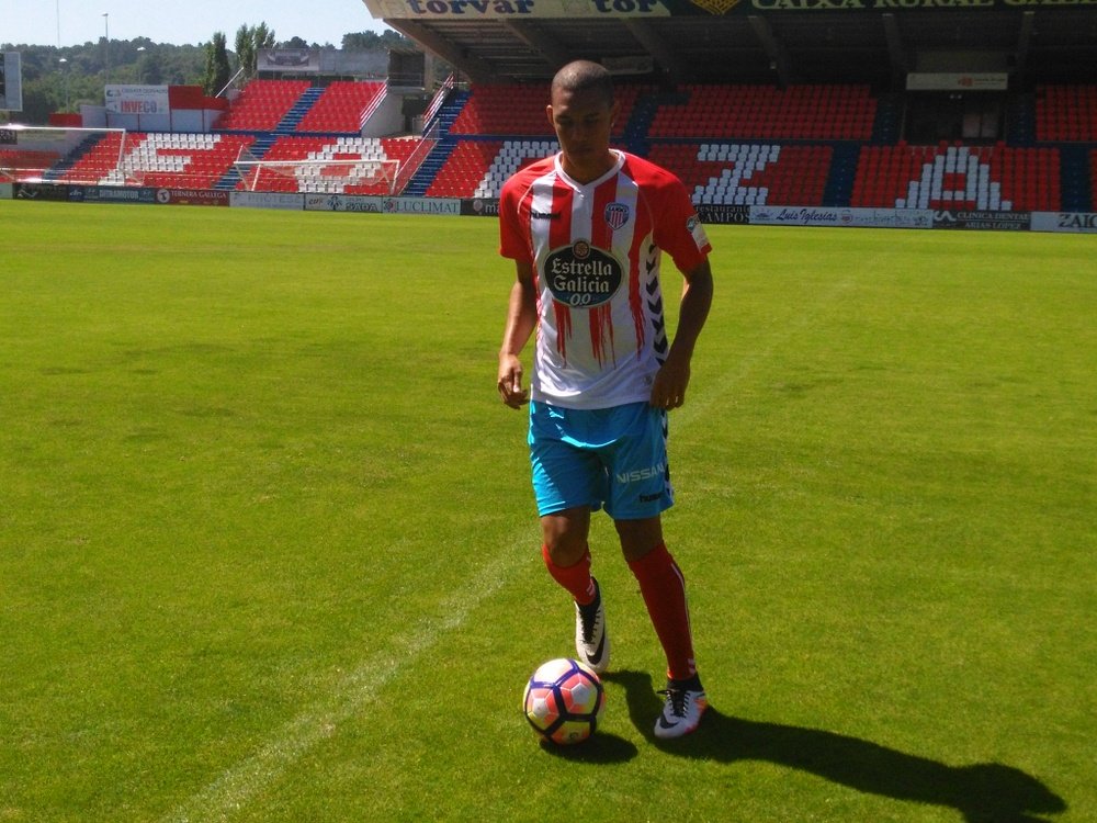 El internacional colombiano Brayan Perea, delantero del Lugo, presume de equipo. CDeportivoLugo