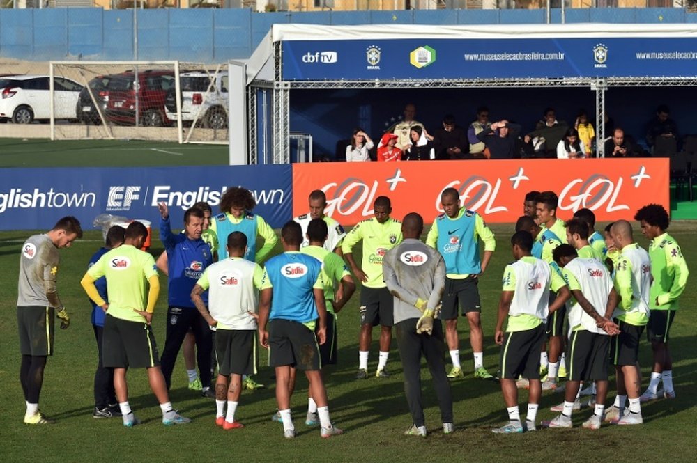 Dunga charla con sus futbolistas en un entrenamiento de Brasil
