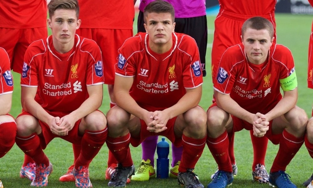 Brewitt, junto a dos compañeros en las categorías inferiores del Liverpool. LiverpoolFC