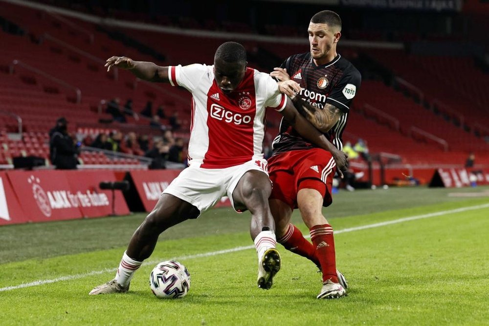 Brian Brobbey aguanta un balón ante Marcos Senesi durante el Ajax-Feyenoord de la Eredivisie 2020-21. EFE/EPA/Maurice van Steen