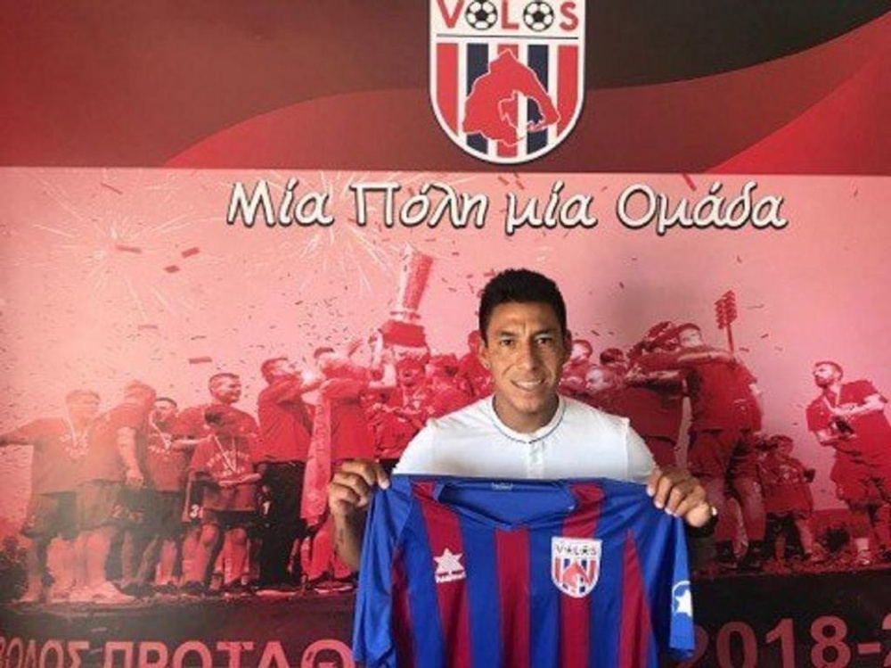 Sarmiento firmó, jugó 8 minutos y rescindió con Volos. Twitter/FCVolos