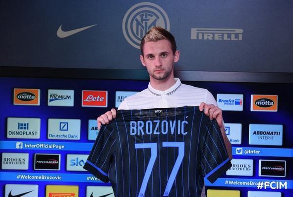 Brozovic, exultante en su presentación como nuevo jugador del Inter de Milan. Twitter