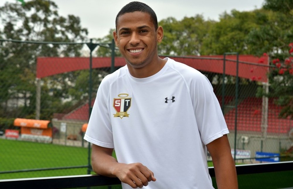 El ex de Figueirense ya luce la elástica de Sao Paulo. SaoPauloFC
