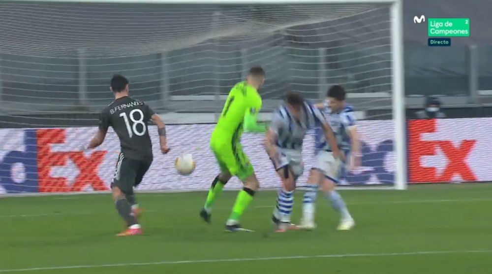 Bruno Fernandes took advantage of confusion at the back. Screenshot/MovistarLigadeCampeones