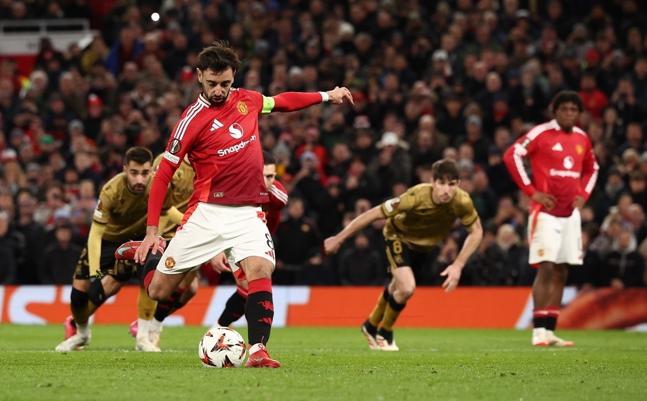 Fernandes hat-trick fires Man Utd into Europa League quarters