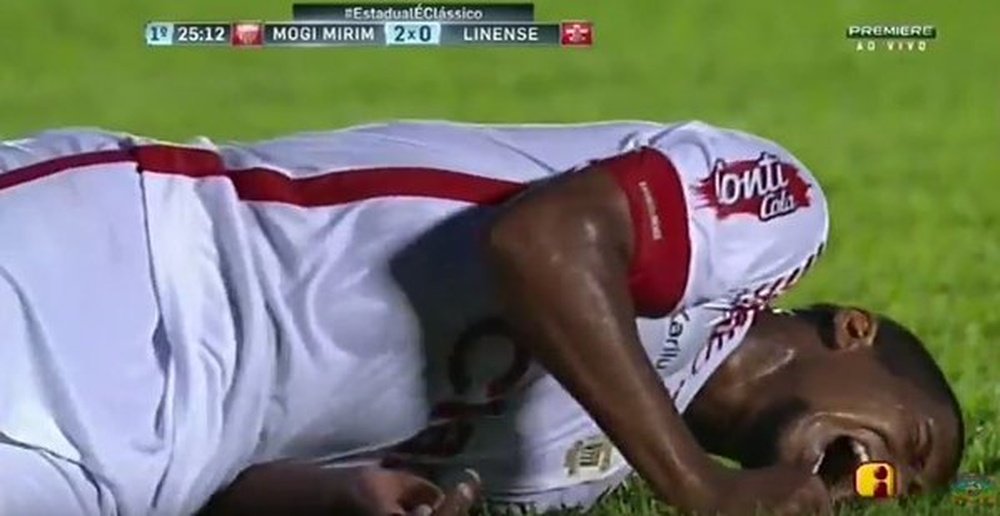 Bruno Moura se rompió la pierna tras la entrada del rival. Twitter