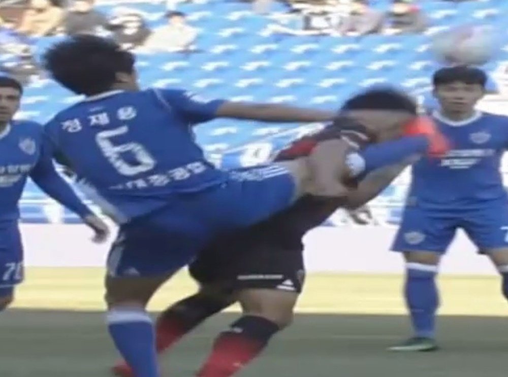 Brutal patada en la Liga Coreana a un jugador que terminó con la nariz rota. Youtube