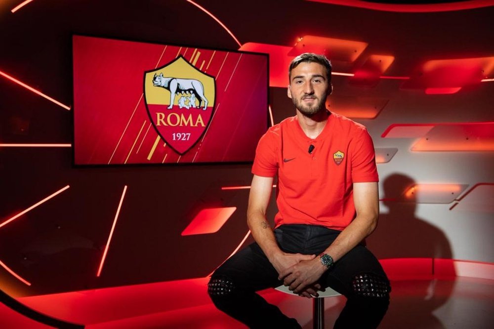 Cristante, posando como nuevo jugador de la Roma. ASRomaOfficial