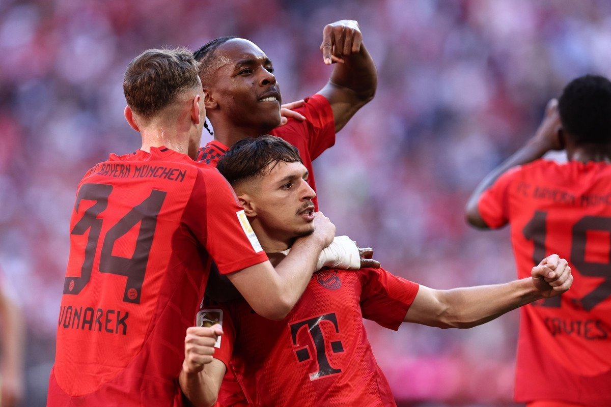 El Bayern de Múnich volvió a sus quehaceres en la Bundesliga ganando por 2-0 al Wolfsburgo en la jornada 33 del campeonato. Thomas Tuchel dio entrada en su once a varios jugadores que no tienden a salir de inicio como Bryan Zaragoza. El malagueño anotó un gol anulado por fuera de juego, pero sí que valieron os que obraron Lovro Zvonarek y Leon Goretzka para defender la 2ª plaza de la tabla.