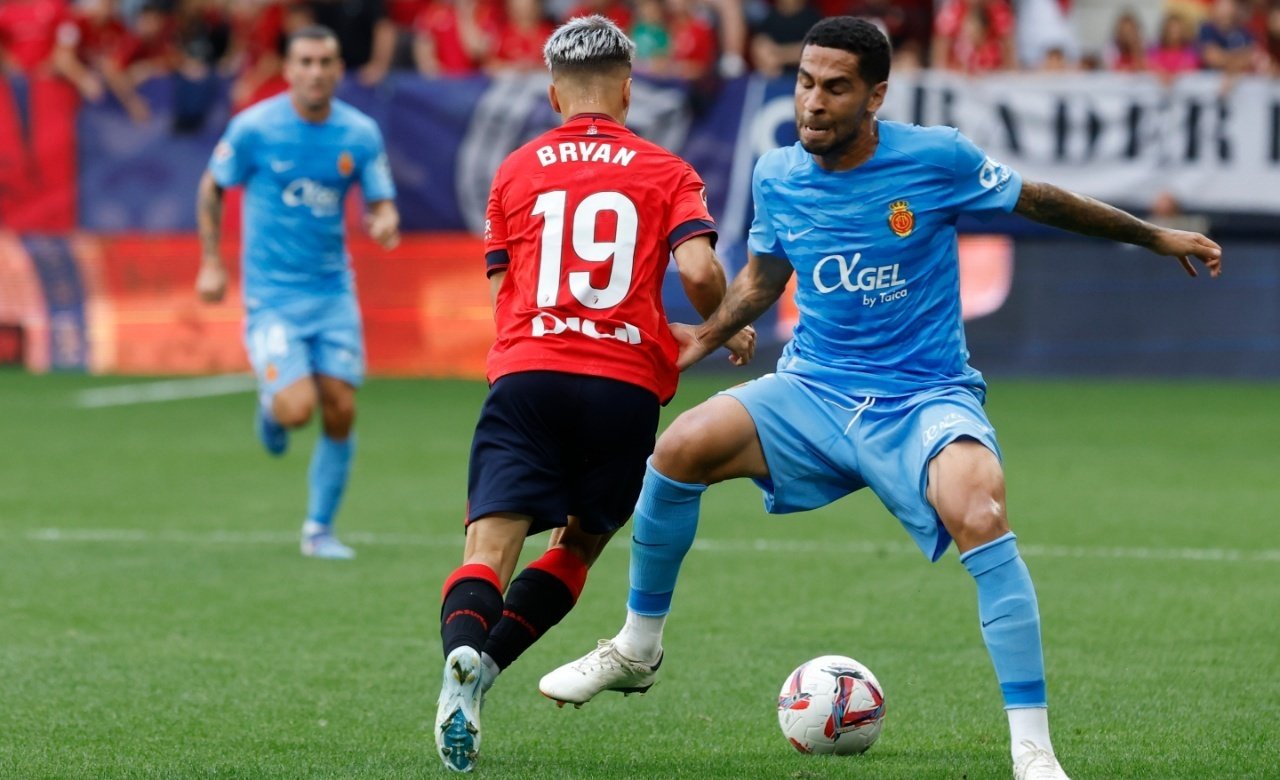 Mascarell, junto a Bryan Zaragoza en un partido, piensa en el torneo. EFE