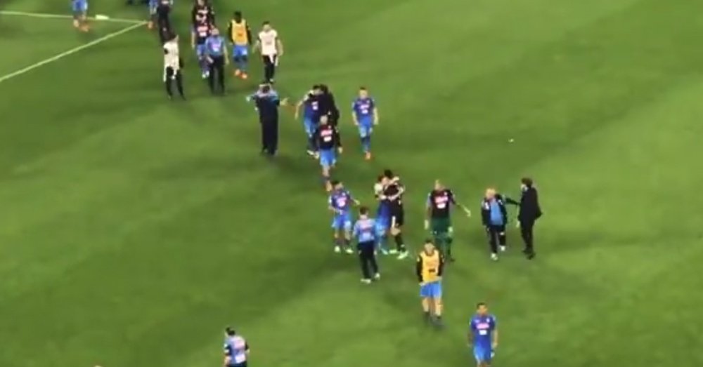 Buffon n'est pas sorti du terrain avant d'avoir félicité tout les joueurs de Naples. Capture