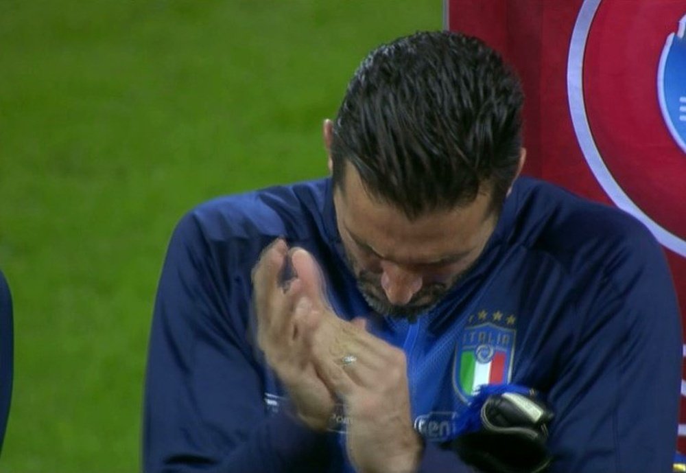 Buffon respeitou o hino do adversário. AFP