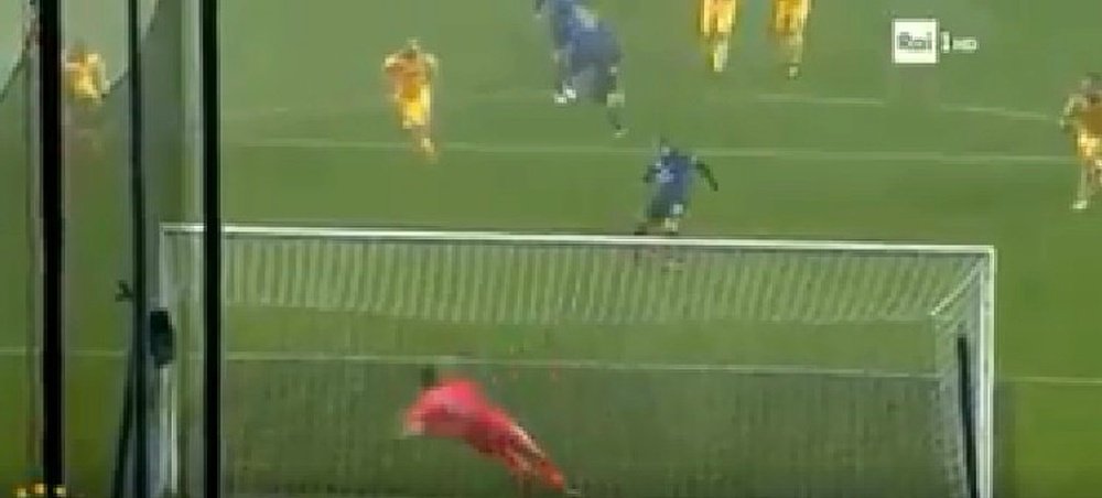 Buffon le paró un penalti al 'Papu'. Captura/Rai1