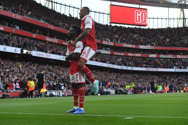 Bukayo Saka celebra o gol no Arsenal-Liverpool da Premier League 22-23.EFE