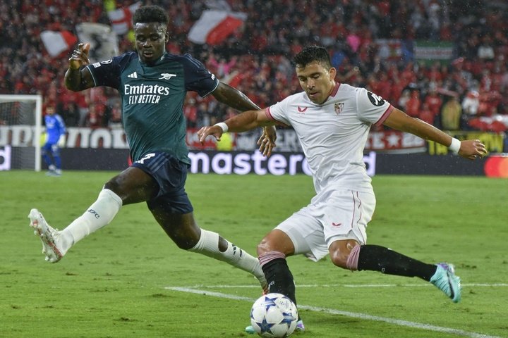 Bukayo Saka y Marcos Acuña, en el Sevilla-Arsenal de la Champions League 2023-24. EFE