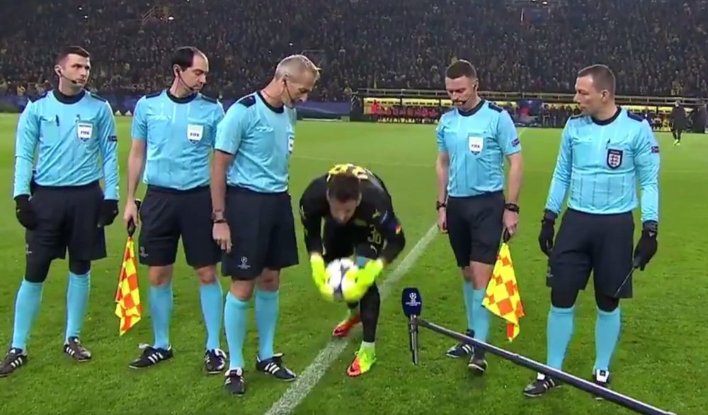 Burki insisting on carrying out his bizarre pre-match ritual. Captura