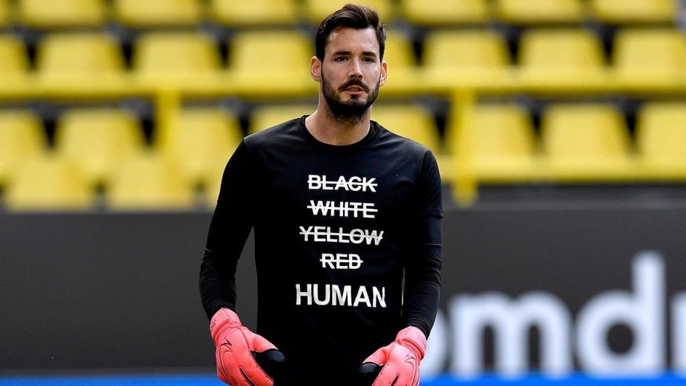 Camisetas y rodillas al suelo para luchar contra el racismo. AFP