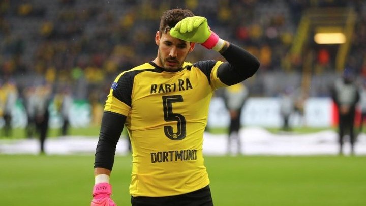 Goleiro do Borussia Dortmund usa camisola de Bartra no aquecimento