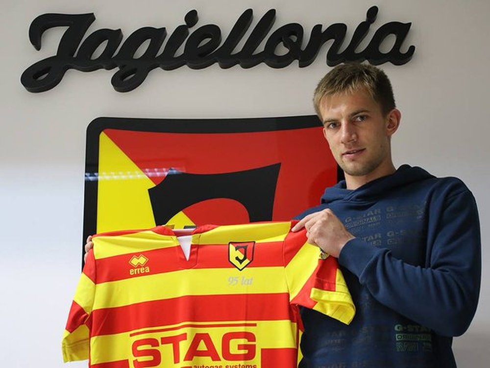 Burliga posa con la camiseta de su nuevo equipo, el Jagiellona polaco. Twitter