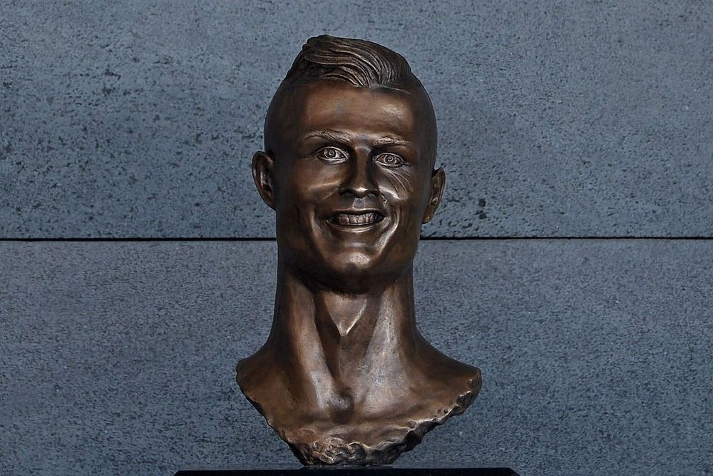 O busto de Cristiano Ronaldo, no aeroporto da Madeira. Twitter