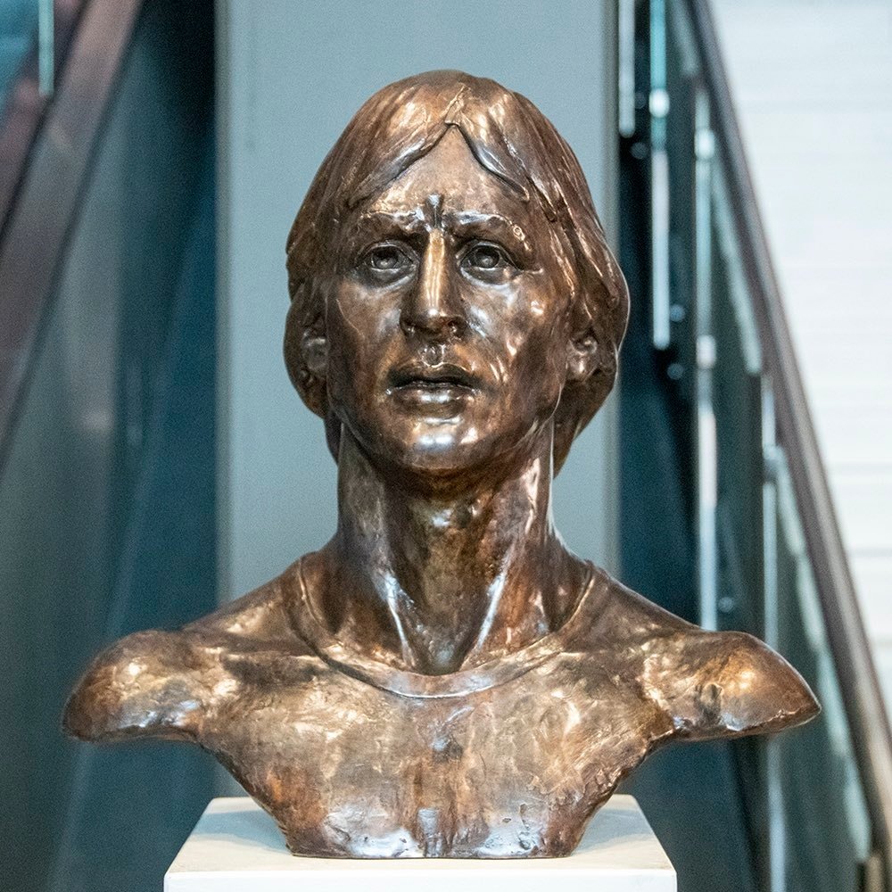Cruyff ya tiene su busto. Twitter/AFCAjax