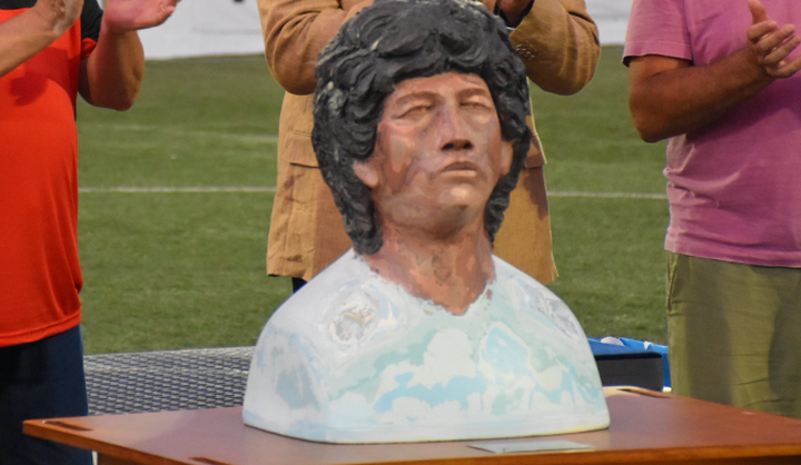 El sentido homenaje a Maradona en L'Alcudia y un busto que se ha hecho viral