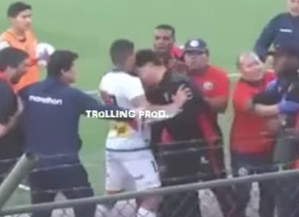 El asistente técnico del conjunto peruano fue sancionado por agredir a un jugador . Twitter