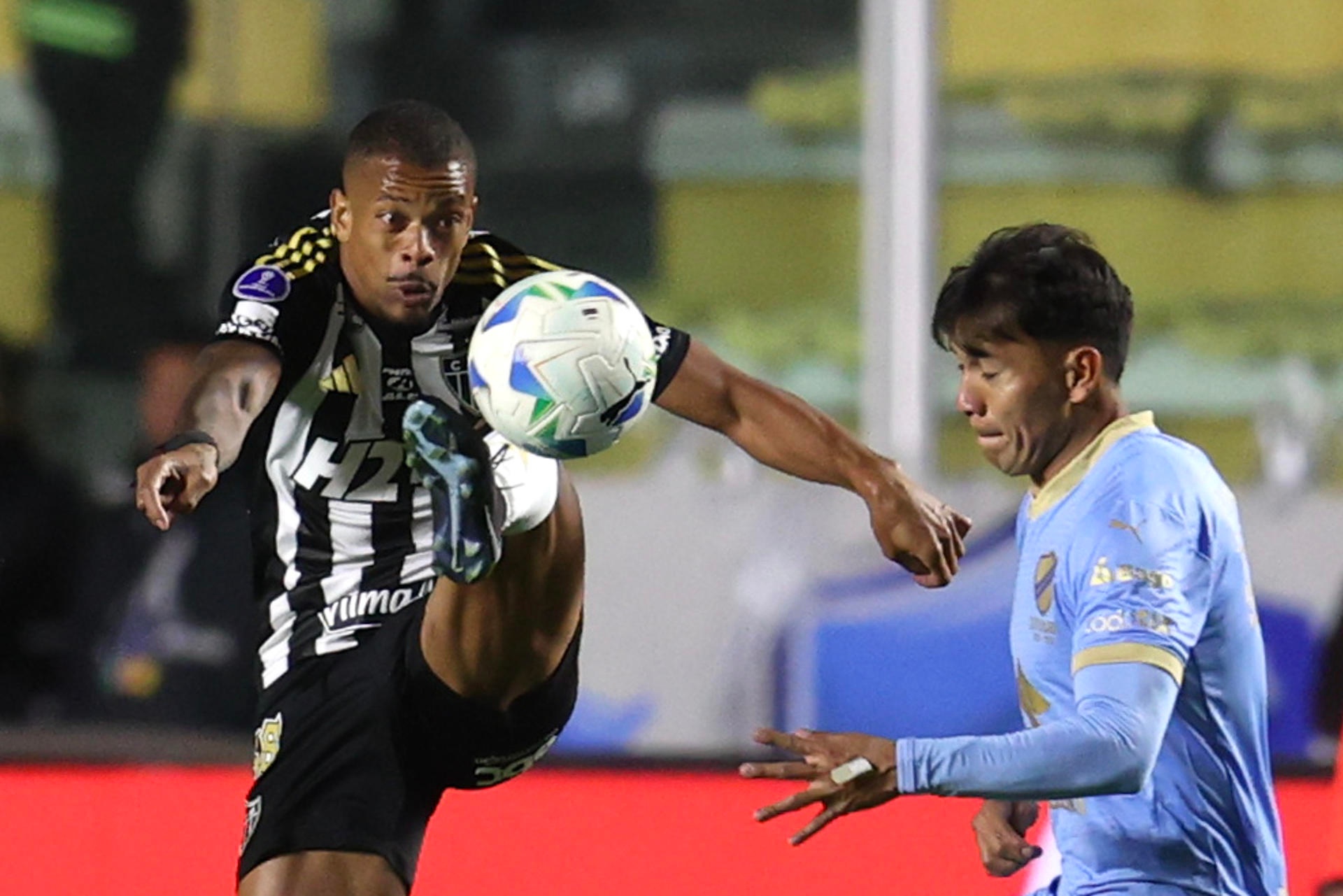 Atlético Mineiro desperdicia un 0-2 contra 10