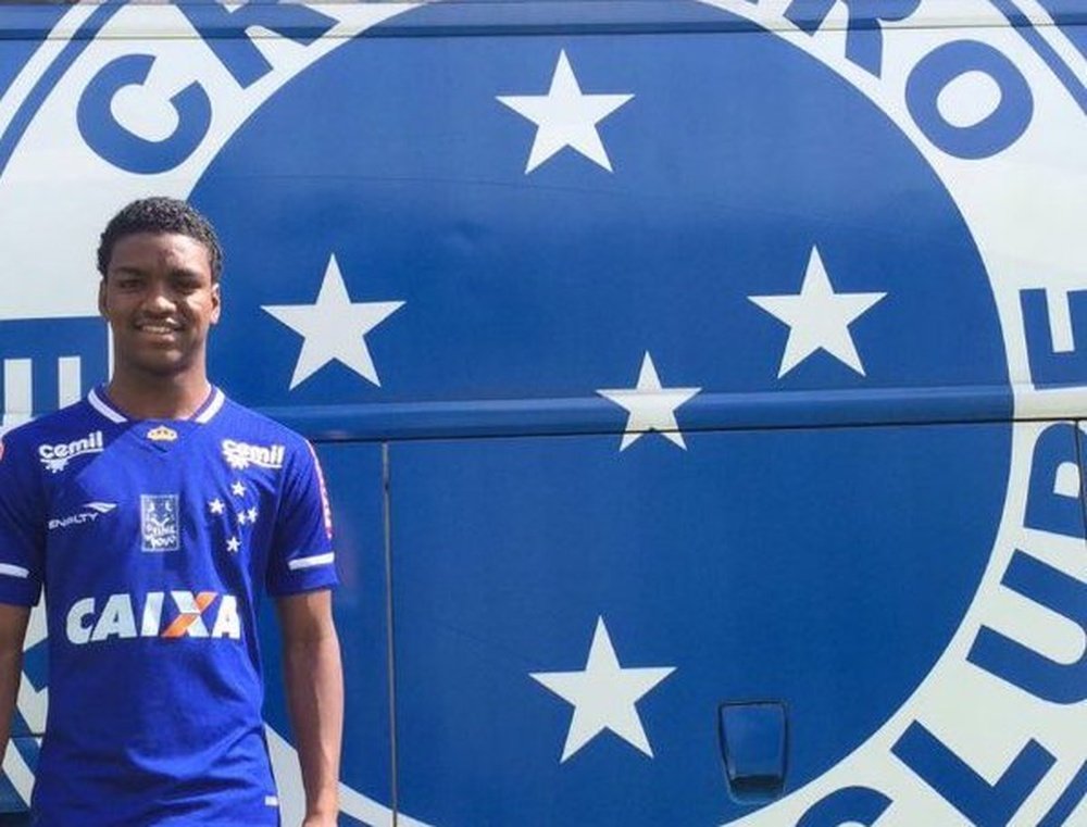 Caio Rangel posa ya con la camiseta del Cruzeiro. Twitter