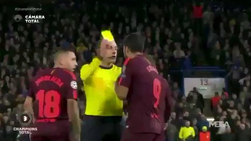 Çakir amonesta a Luis Suárez en el Chelsea-Barcelona. Twitter/MEGA