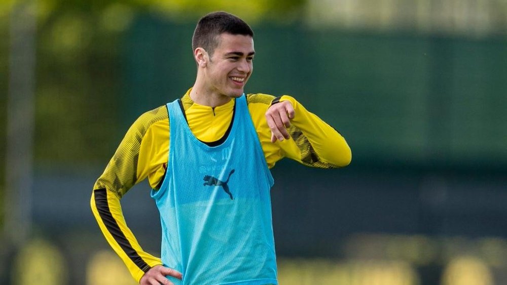 Giovanni Reyna, de 17 anos, se machucou antes de entrar em campo pelo Borussia Dortmund. AFP
