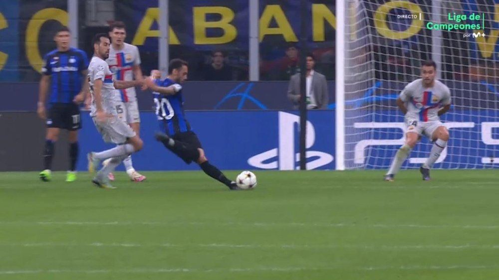 Çalhanoglu marcó el 1-0 para el Inter ante el Barça. Captura/MovistarLigadeCampeones