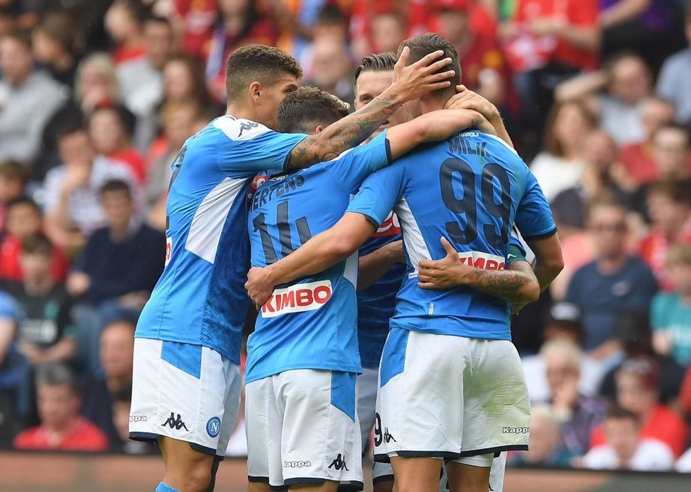 Callejón, Mertens y Milik arropan a Lorenzo Insigne tras su gol al Liverpool en el amistoso disputado en Edimburgo, durante la pretemporada 2019-20. LFC