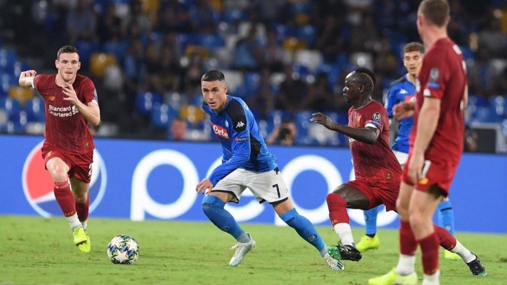 Callejón controla el esférico perseguido por Mané en el Nápoles-Liverpool de la primera jornada de la fase de grupos de la Champions 19-20. Twitter/sscnapoli