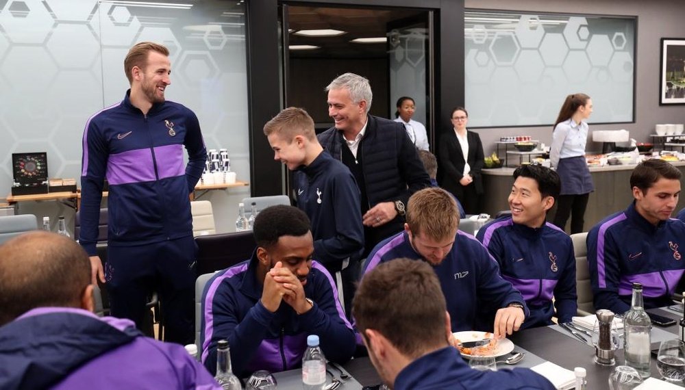 Mourinho convidou o gandula para almoçar com Tottenham. Twitter/SpursOfficial