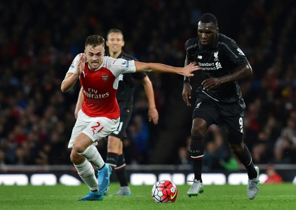 Calum Chambers (i) pelea por un balón con Christian Benteke, en un Arsenal-Liverpool. AFP