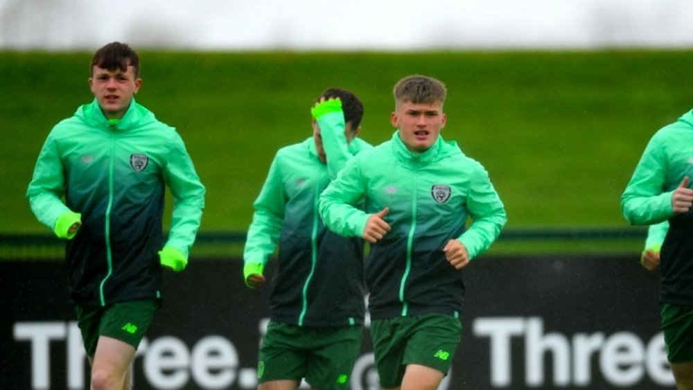 Arsenal, Chelsea e Celtic disputam jovem craque irlandês. Federación Irlandesa