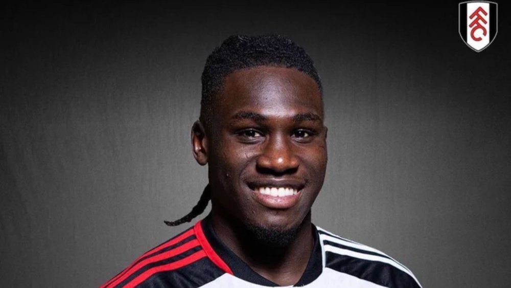 El Fulham se hace con Bassey, que firma hasta 2027. AFP