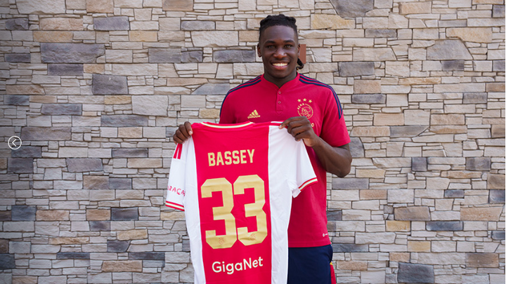 El Ajax confirmó la llegada de Bassey. AFCAjax