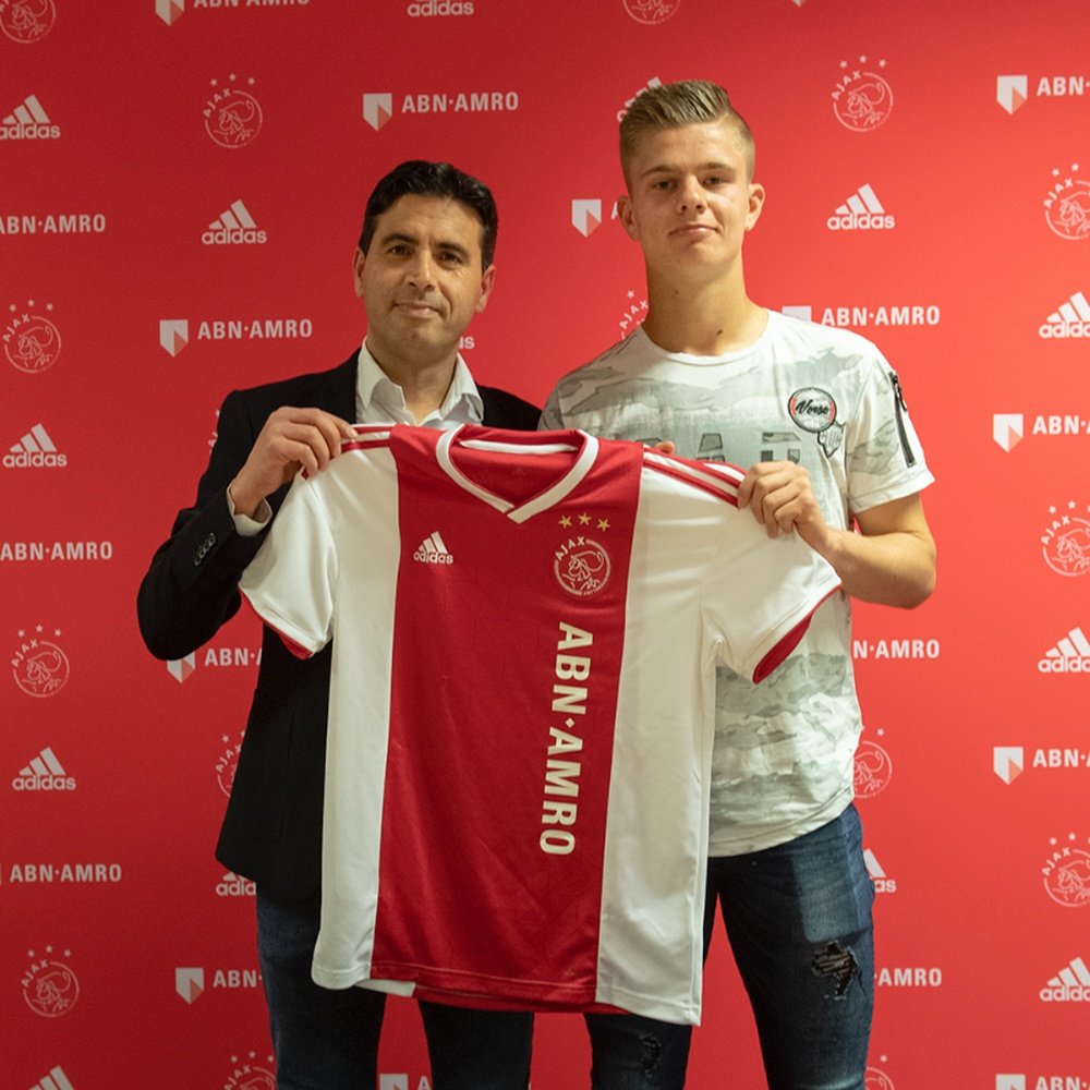 Raatsie se gana su primer contrato profesional con el Ajax. Ajax
