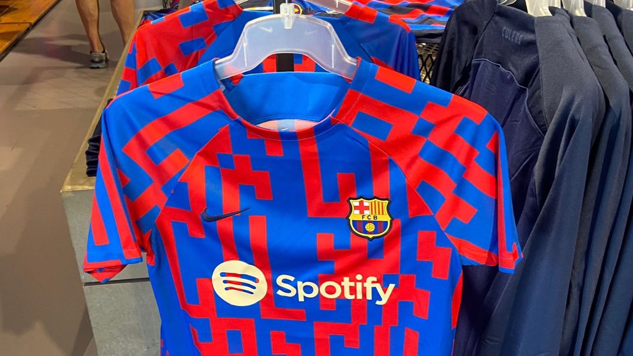 confiar Suministro Llave El Barcelona pone a la venta sus nuevas camisetas de entrenamiento
