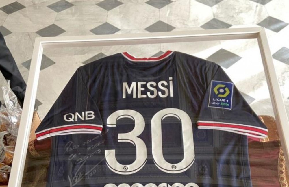 El Papa ya tiene su camiseta de Messi en el PSG. EFE