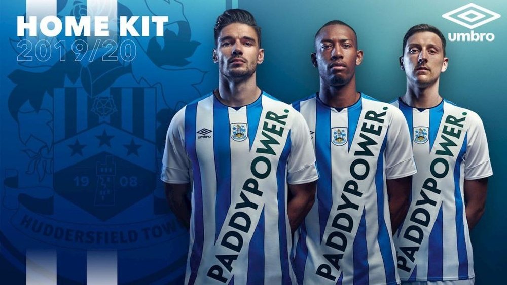 Le nouveau maillot d'Huddersfield avec son sponsor discret. HuddersfieldTown